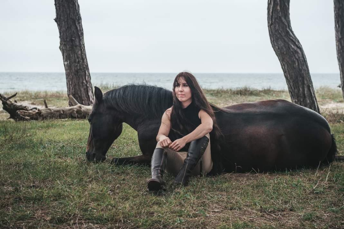 Charmaine Berdino med hest Charmaine Berdino med sin hest